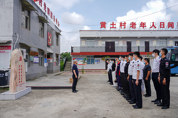 “助力鄉(xiāng)村振興，踐行艱苦奮斗” 將新員工黨性教育活動搬到對口幫扶村1.jpg